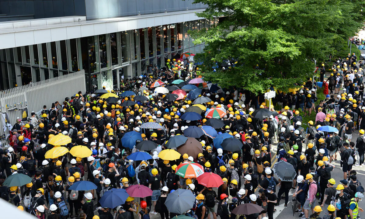 On July 1, 2019, Hong Kong protesters broke into the Legislative Council building. Many people were charged, some were charged with rioting. Profile photo (Sung Pi-Lung /The Epoch Times)