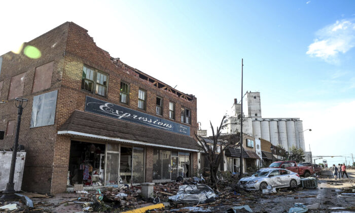 Tornadoes Hit in Texas and Florida, Killing 4 and Destroying Homes; Cleanup Begins