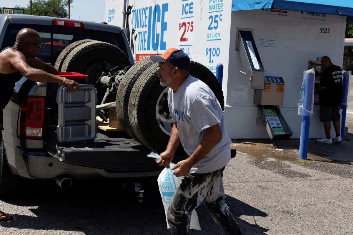 People purchase ice during a heat wave in Dallas, Texas, on June 12, 2022. (Shelby Tauber/Reuters)