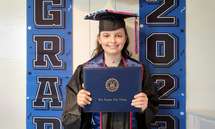 Homeschooler Whose Parents Banned Social Media Graduates College at 12 With 4.0 GPA
