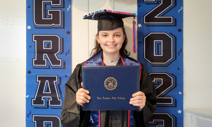 Homeschooler Whose Parents Banned Social Media Graduates From College at 12 With 4.0 GPA