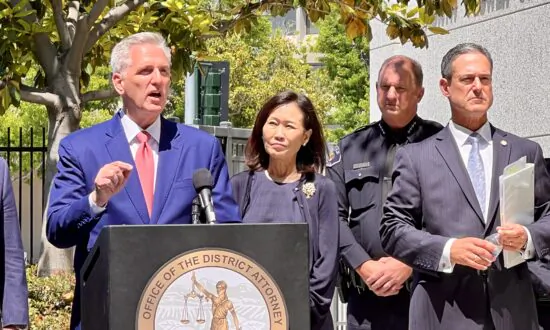 McCarthy Threatens to Block Funding of Visa Waivers for Chile Over Linked Burglaries