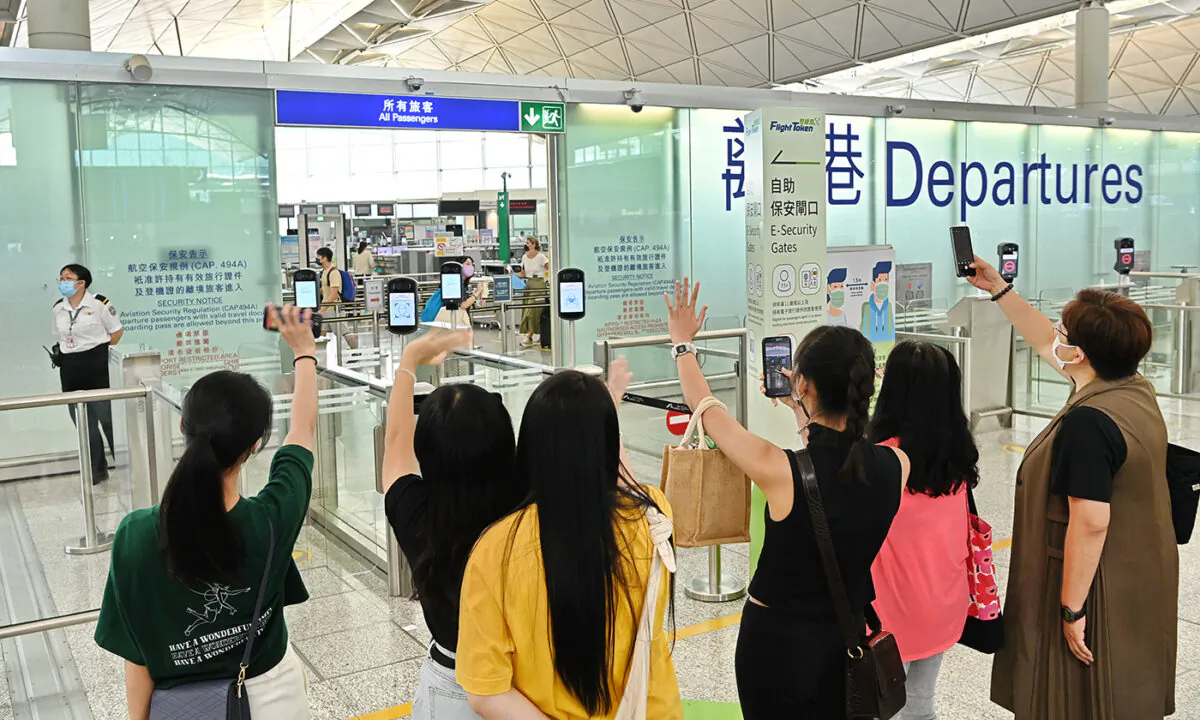 On August 29, 2022, the wave of immigration continued, and many Hong Kong people bid farewell to relatives and friends who left Hong Kong.(Sung Pi-Lung/Epochtimes)