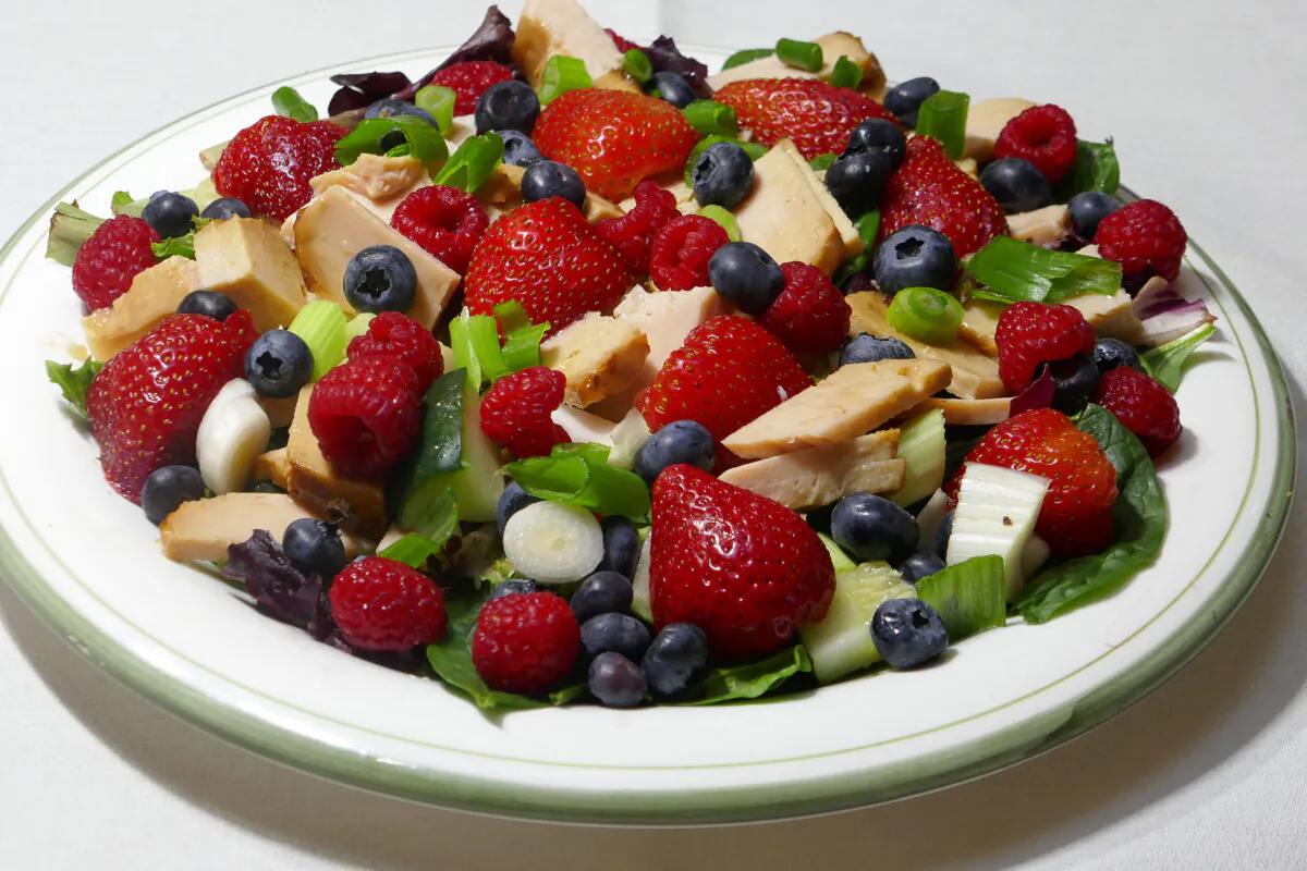 Summer Berry and Turkey Salad. (Linda Gassenheimer/TNS)