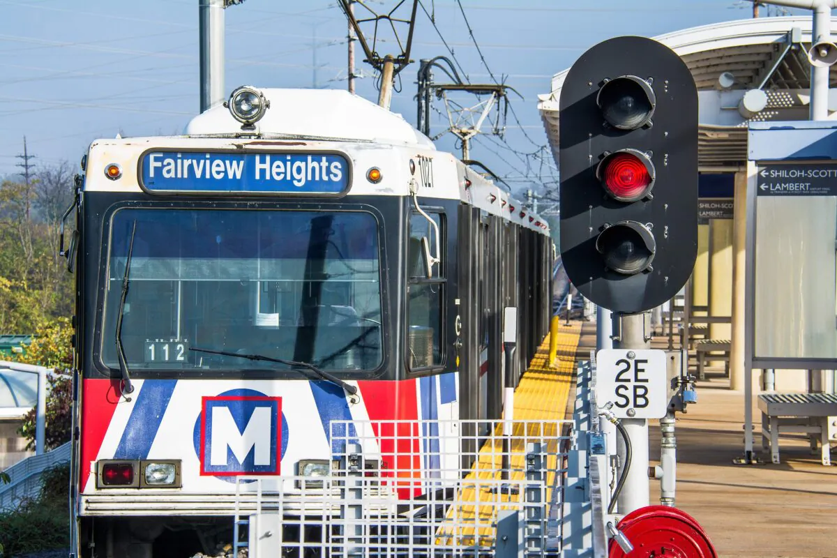 A Metrolink transit commuter passenger train leaves a station in St Louis, Mo., in a file photo. (Jon Rehg/Shutterstock)