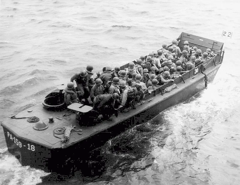 USS Darke, an LCVP 18 (also known as a Higgins Boat), possibly with army troops as reinforcements at Okinawa, circa 9 to 14 April 1945. (Public Domain)