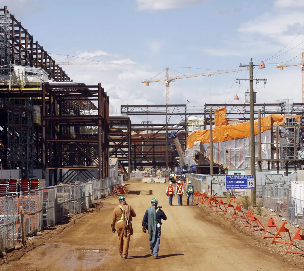 Workers walk past the site of an upgrader at the Shell Albian Sands oilsands mining facility near Fort McMurray, Alta., in a file photo. (The Canadian Press/Jeff McIntosh)