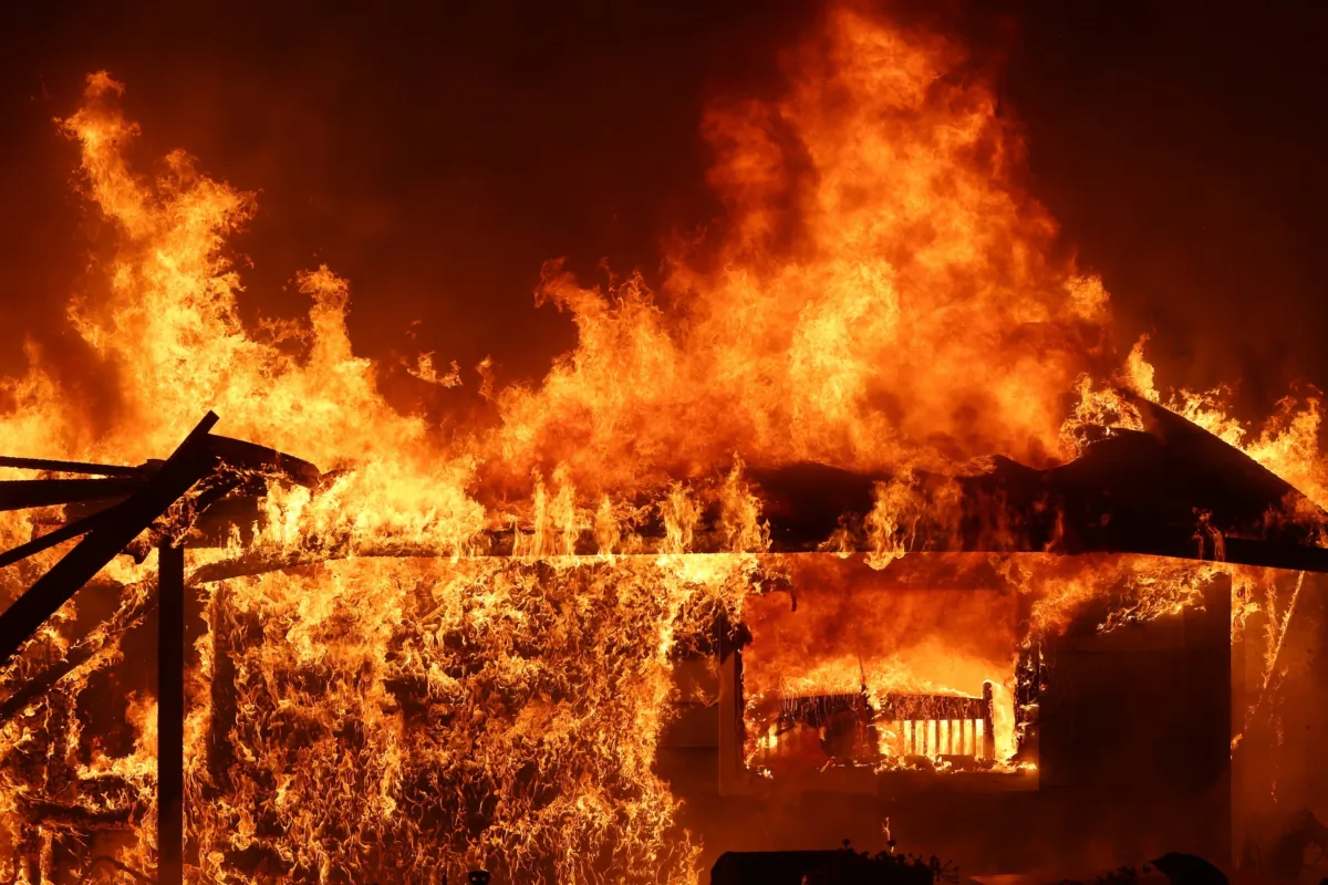 A home burns as the Oak Fire moves through the area near Mariposa, Calif., on July 23, 2022. (Justin Sullivan/Getty Images)