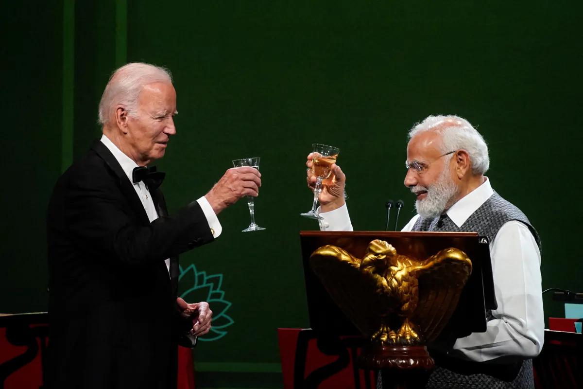 U.S. President Joe Biden and India's Prime Minister Narendra Modi (R) raise a toast during an official state dinner at the White House on June 22, 2023. (Elizabeth Frantz/Reuters)