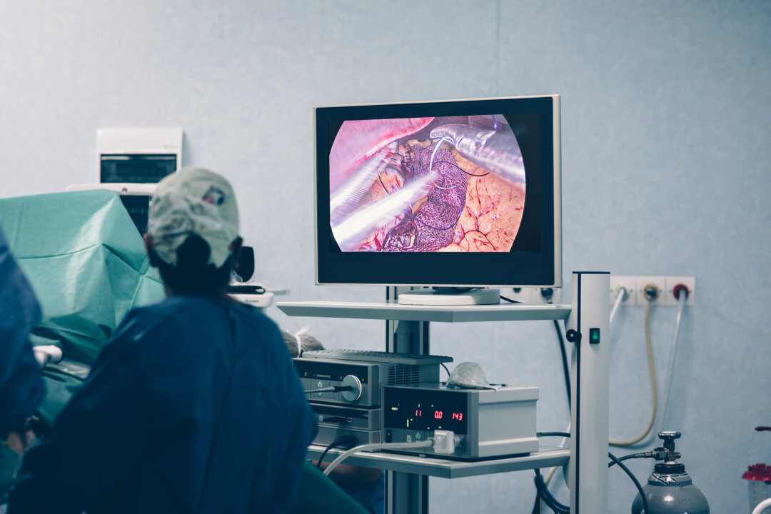 Bariatric weight loss surgery being performed by a doctor. (Shutterstock)