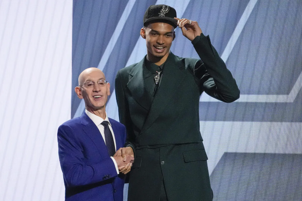 Victor Wembanyama (L) poses for a photo with NBA commissioner Adam Silver during the NBA basketball draft in New York on June 22, 2023. (John Minchillo/AP Photo) 