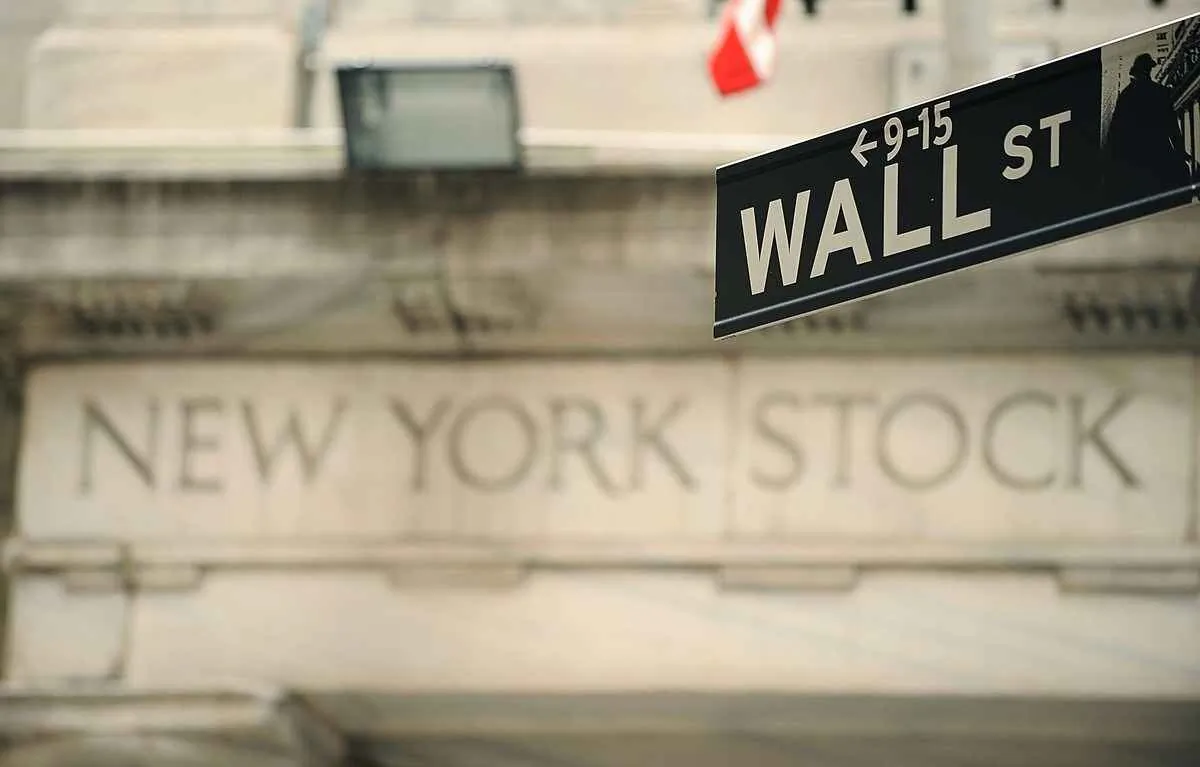 The entrance of the New York Stock Exchange with the Wall Street sign on Sept. 16, 2008. (Stan Honda/AFP)
