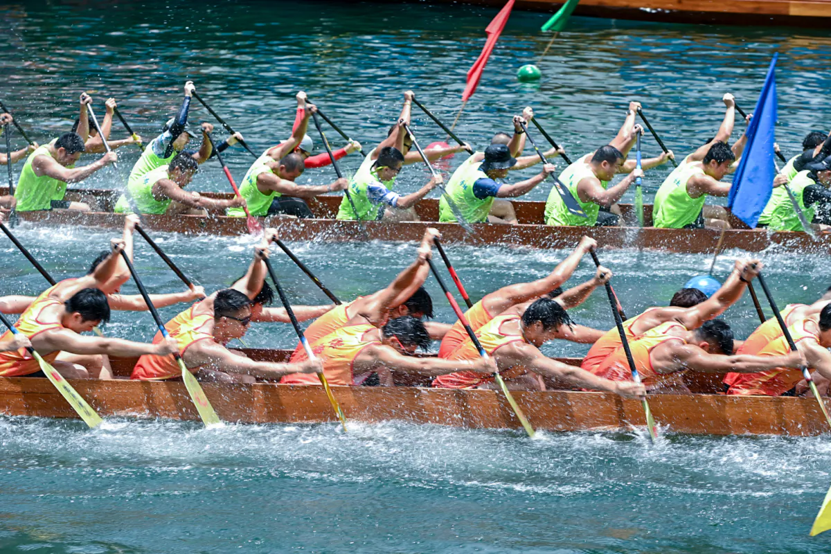The participating athletes tried their best in the dragon boat race held in Aberdeen, Hong Kong, on June 22. (Sung Pi-Lung/The Epoch Times)