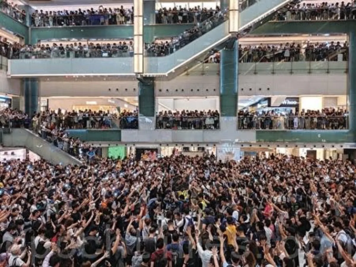 A large crowd gathered on different levels of the New Town Plaza in Shatin, chanting 'Glory to Hong Kong' on Sept. 11, 2019. (Adrian Yu / Epoch Times)