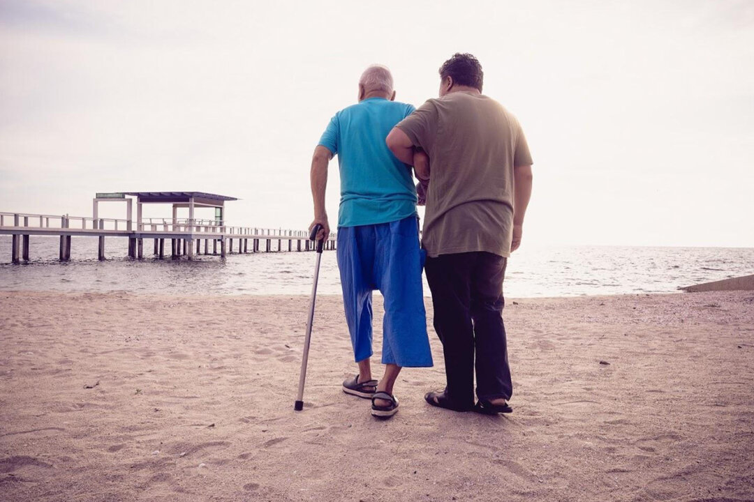 Patients with Parkinson's disease often fall while walking, which could be life threatening. It is recommended that they have self-training and also improve the environment. (Tonkid/Shutterstock)