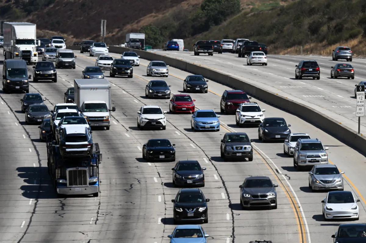 Traffic moving on the 405 freeway in Los Angeles, Calif., on Aug. 25, 2022. (Patrick T. Fallon/AFP via Getty Images)