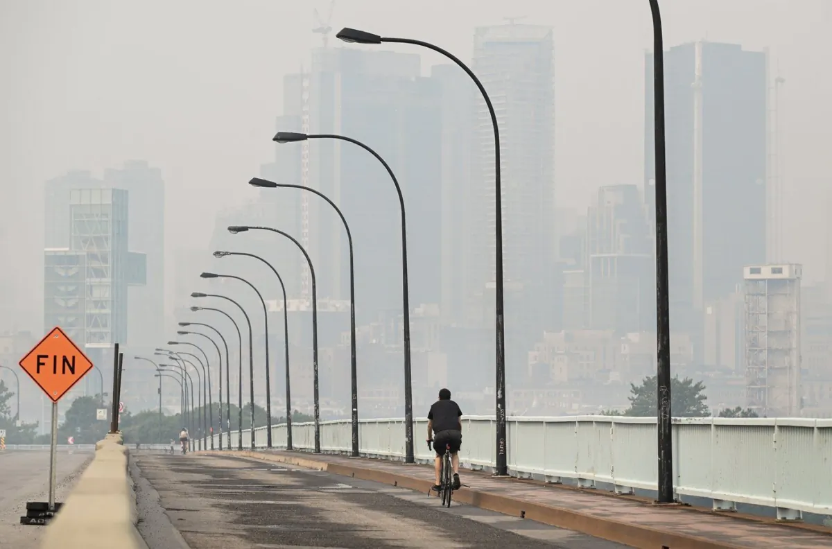 The skyline of Montreal is obscured by a haze of smog, June 25, 2023 (The Canadian Press/Graham Hughes)
