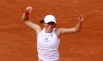 WTA Roundup: Iga Swiatek Wins First Grass-Court Match in 2023