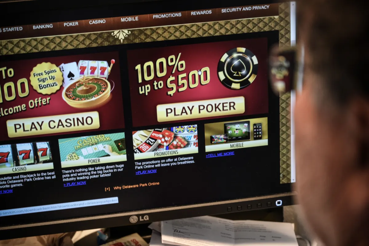 A journalist looks at a gambling online website page in Washington on Jan. 17, 2019. (Eric Baradat/AFP via Getty Images)