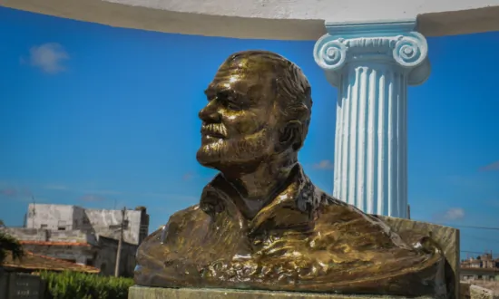 Publisher Adds Warnings to Hemingway Works, to Dismay of Biographers and Scholars