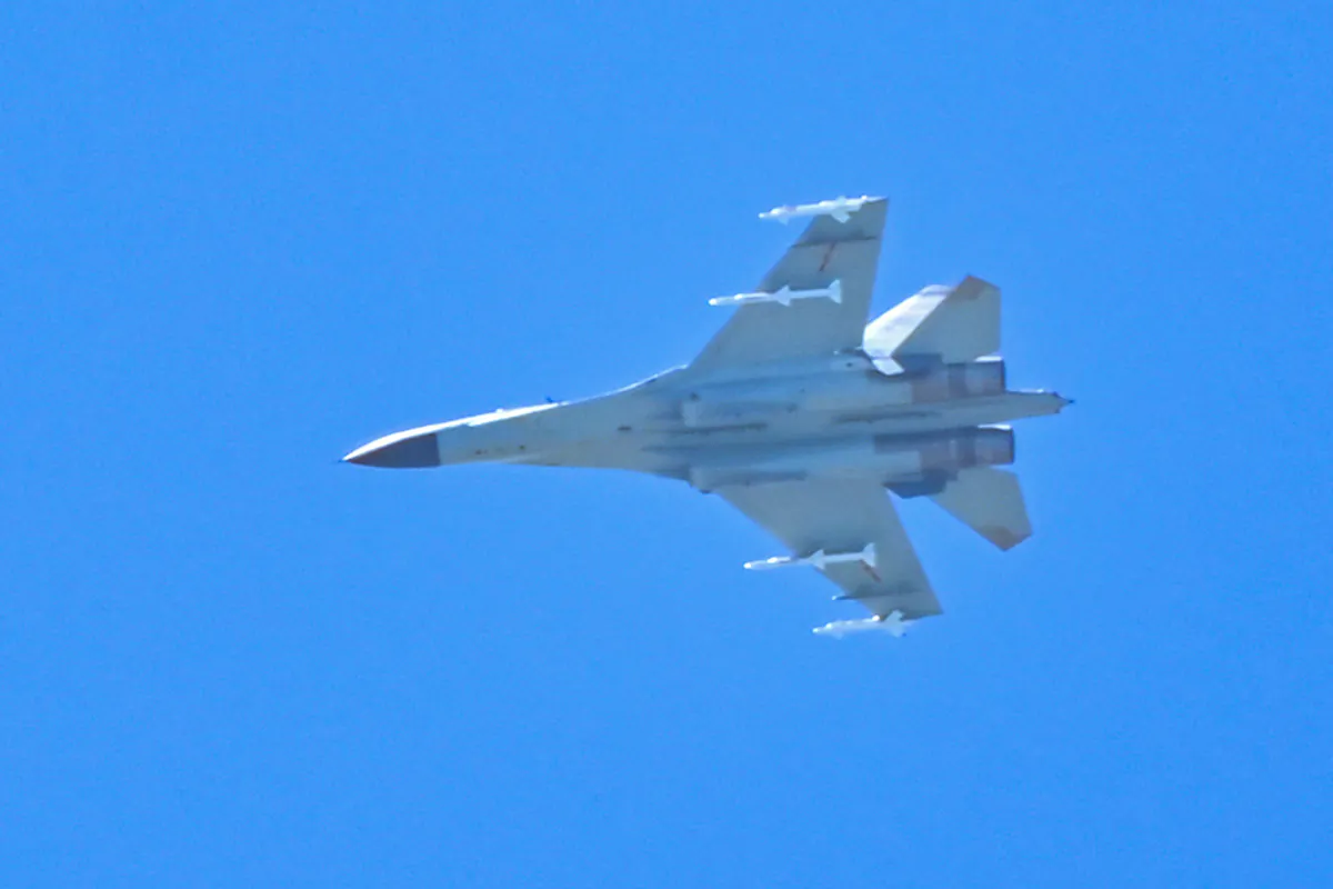 A Chinese military jet flies over Pingtan island, one of mainland China's closest point from Taiwan, in Fujian Province on Aug. 5, 2022. (Hector Retamal/AFP via Getty Images)