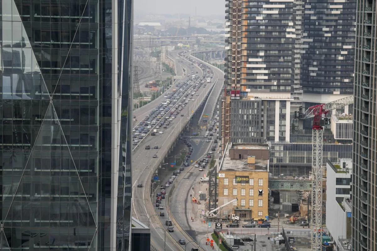 Traffic moves along the Gardiner Expressway as wildfire smoke blankets Toronto on June 28, 2023. (The Canadian Press/Andrew Lahodynskyj)
