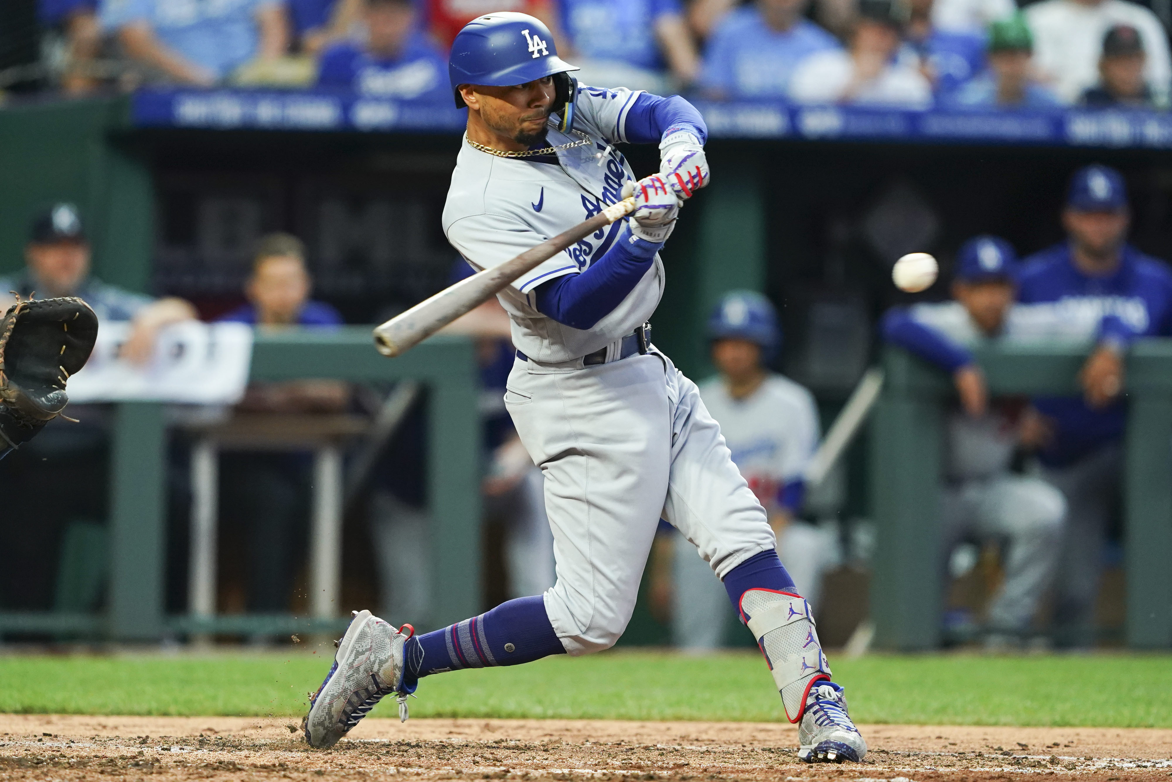 Mookie Betts homers twice, leads Dodgers to win over Royals