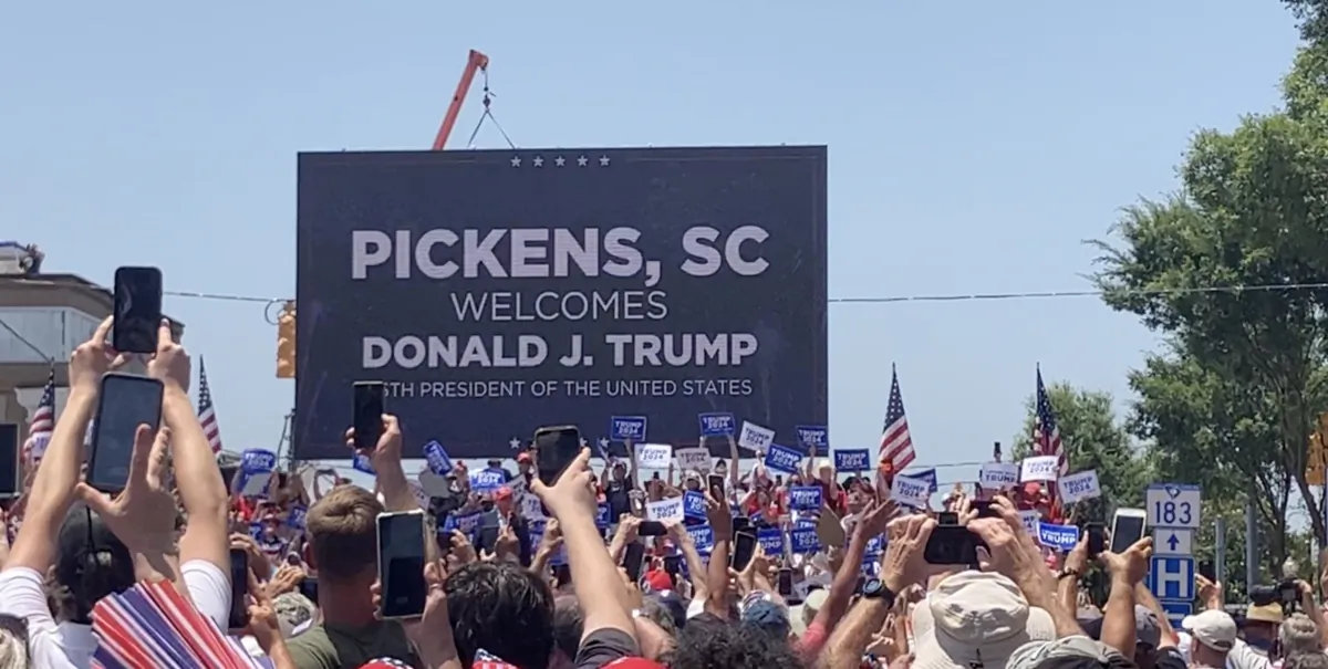 A crowd greets former President Donald Trump as he arrives for a rally in Pickens, S.C., on July 1, 2023. (The Epoch Times/Janice Hisle)
