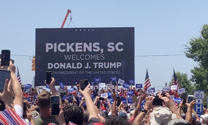 Trump Goes to Small Town—See the Crowd Size