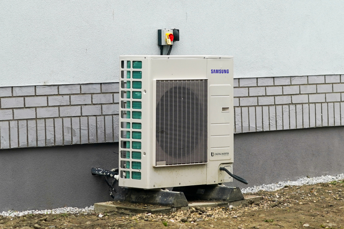 HUDDERSFIELD, ENGLAND - MARCH 16: A heat pump stands outside a property as part of a green housing project in Huddersfield recently retrofitted by Kirklees Council on March 16, 2022 in Huddersfield, England. The Labour leader visited homes that have been retrofitted with green and energy-saving measures by Kirklees council. Whilst highlighting Labour's Energy policies he called on the Government to act now for energy security to lower bills. (Photo by Ian Forsyth/Getty Images)