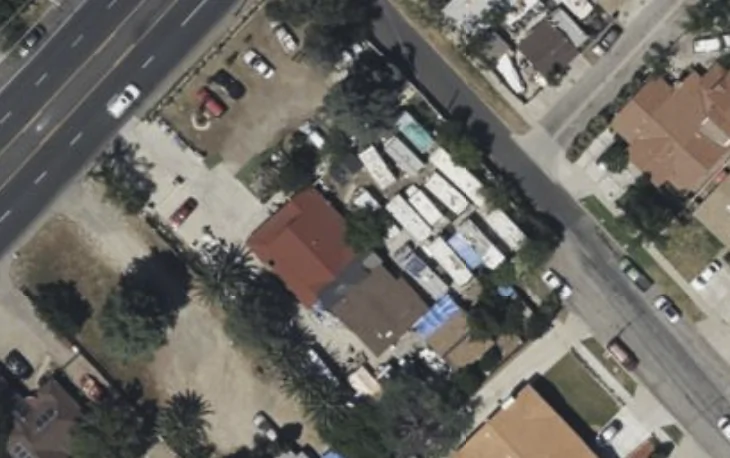 A satellite image of a home with a makeshift RV park in the backyard in Los Angeles, Calif., in 2023. (Google Maps/Screenshot via The Epoch Times)