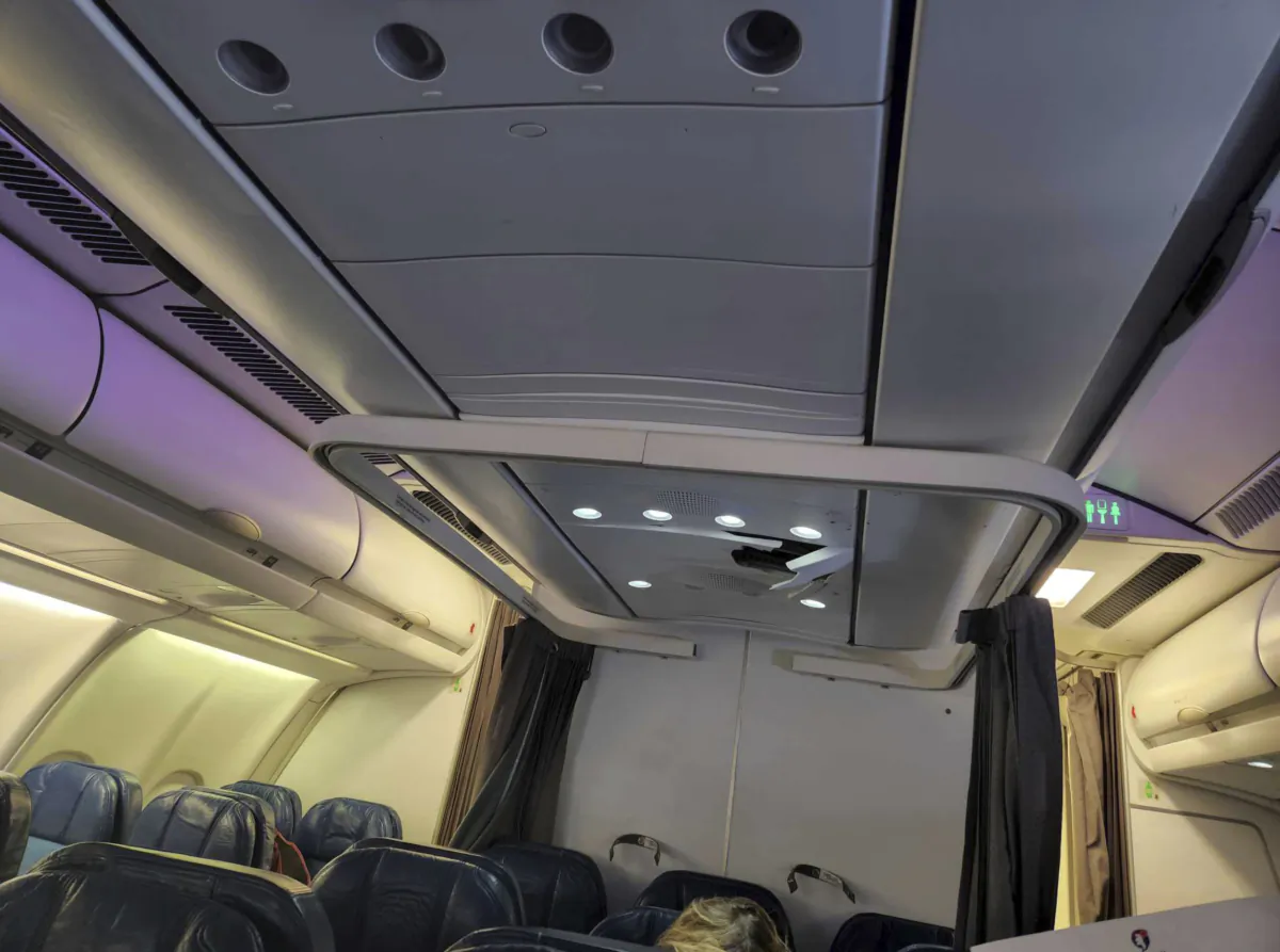 A crack in the ceiling of a Hawaiian Airlines plane that encountered severe turbulence during a flight from Honolulu to Sydney, on June 30, 2023. (Tara Goodall via AP)