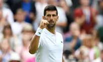 Djokovic, Swiatek Begin Title Quests With Easy Wins at Rain-Hit Wimbledon