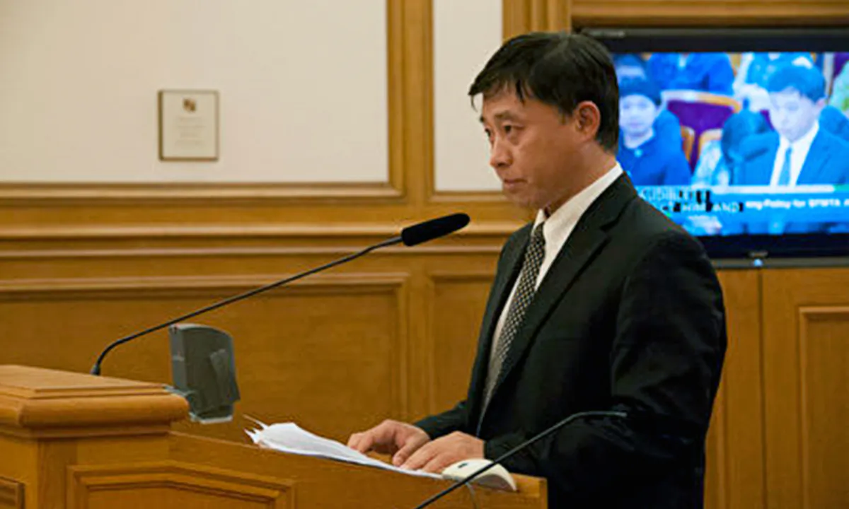 Bu Dongwei presenting his testimony at the San Francisco city hall on Dec. 6, 2016. (Zhou Fenglin/The Epoch Times)