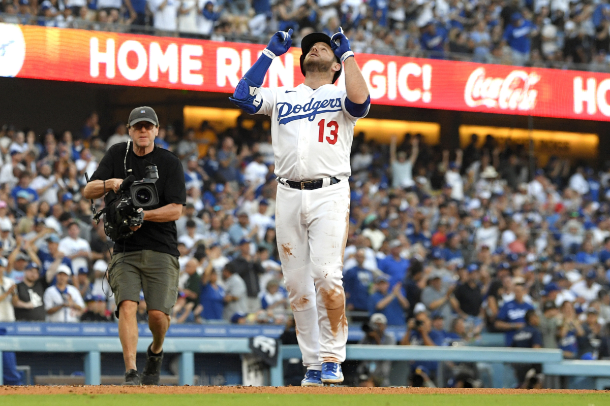 Muncy Homers, Roberts Gets 700th Win as Manager in Dodgers' 5-2 Victory Over Pirates