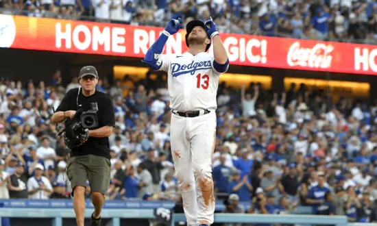 Muncy Homers, Roberts Gets 700th Win as Manager in Dodgers’ 5–2 Victory Over Pirates