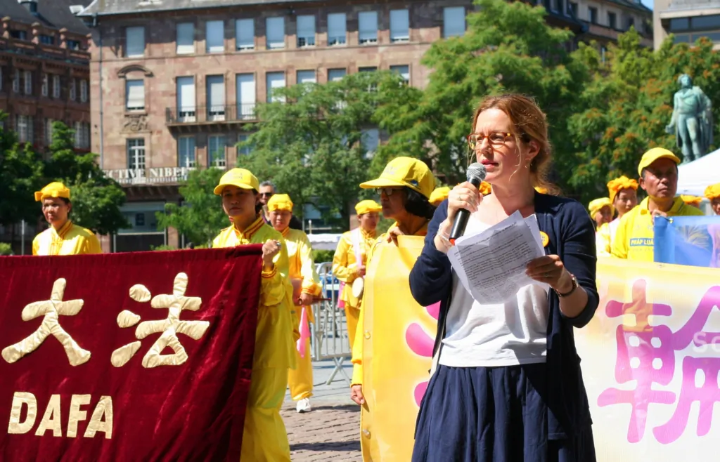 Falun Gong practitioner Sandra Genin speaks at Kléber Square, Strasbourg, France, on June 24, 2023. (Phuong Hoang /The Vietnamese Edition of The Epoch Times)
