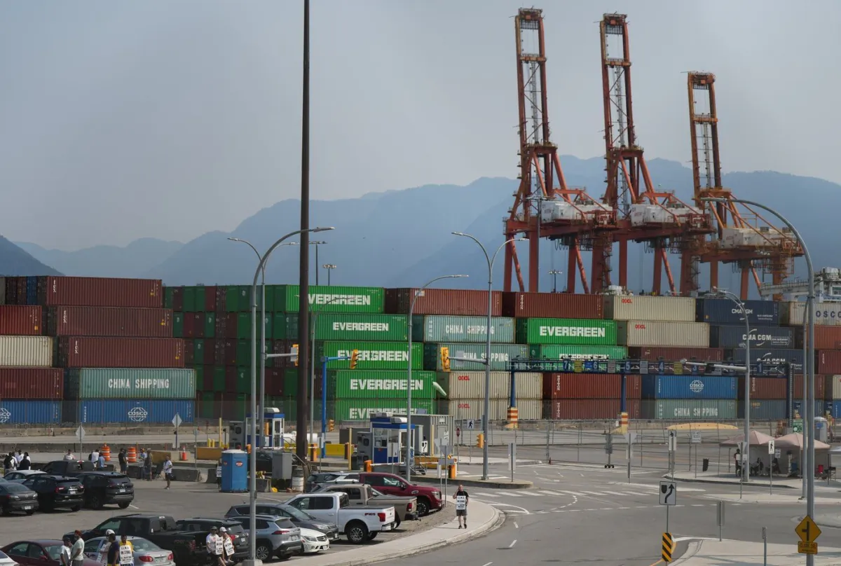 Striking International Longshore and Warehouse Union Canada workers picket at a port entrance in Vancouver, B.C., July 4, 2023. (The Canadian Press/Darryl Dyck)
