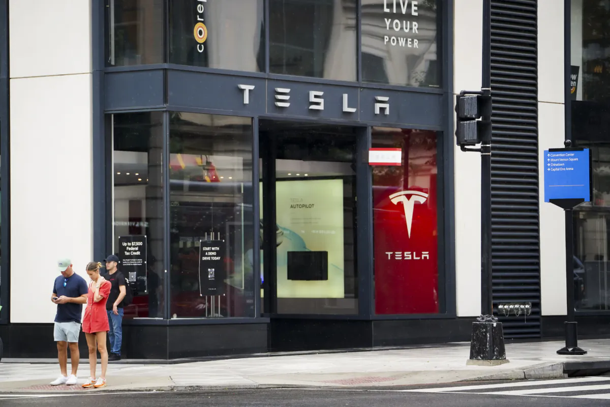 A Tesla electric car store in Washington on July 6, 2023. (Madalina Vasiliu/The Epoch Times)