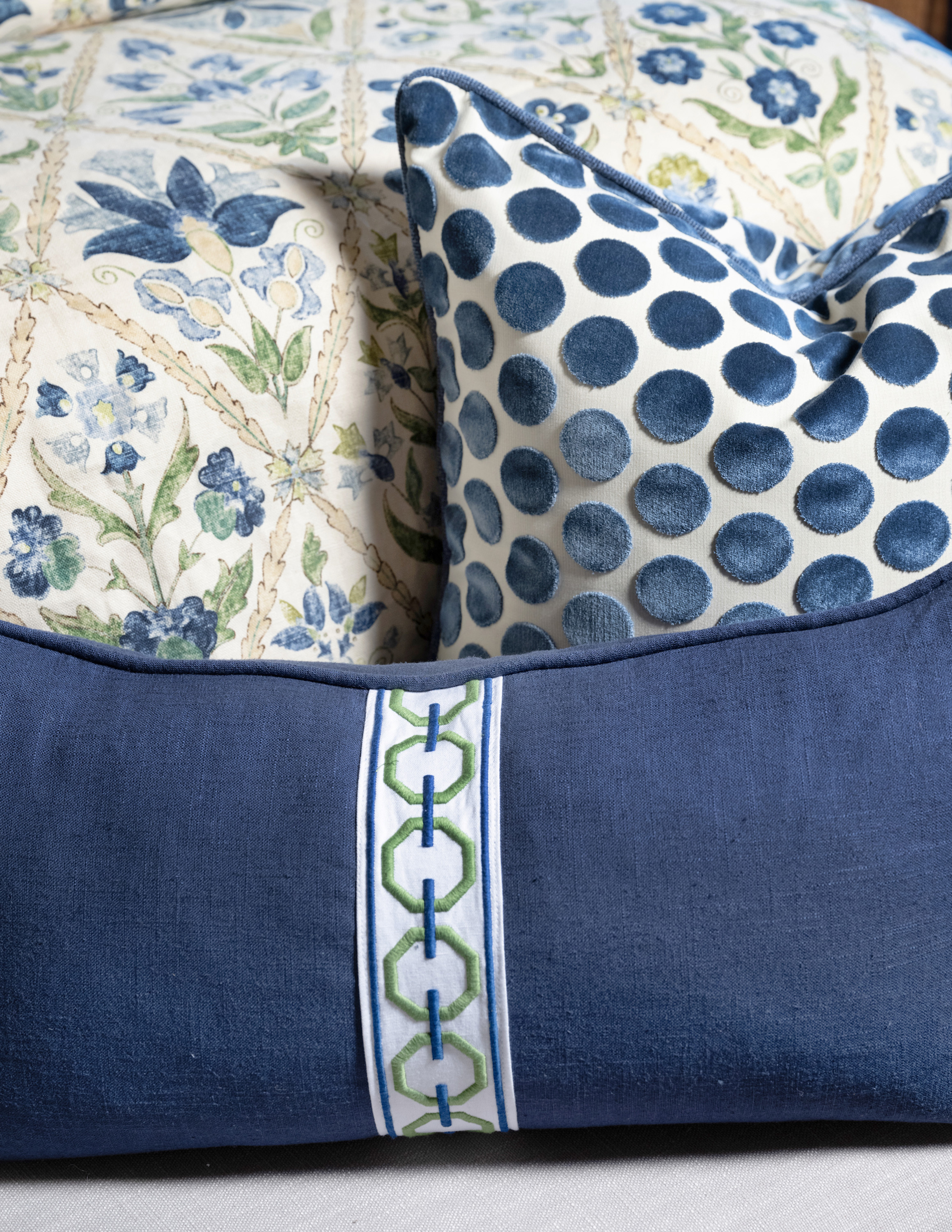 This front pillow features a single racing stripe in a bold tape trim option.