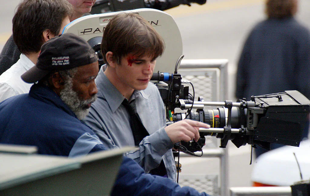 Actor Josh Hartnett talks to a cameraman on the set of the movie "Hollywood Homicide" on Hollywood Boulevard in Los Angeles on Oct. 22, 2002. (Frazer Harrison/Getty Images)