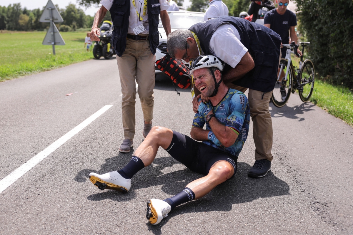 NextImg:Cavendish's Tour Record Hopes Brought to an End as Briton Crashes Out