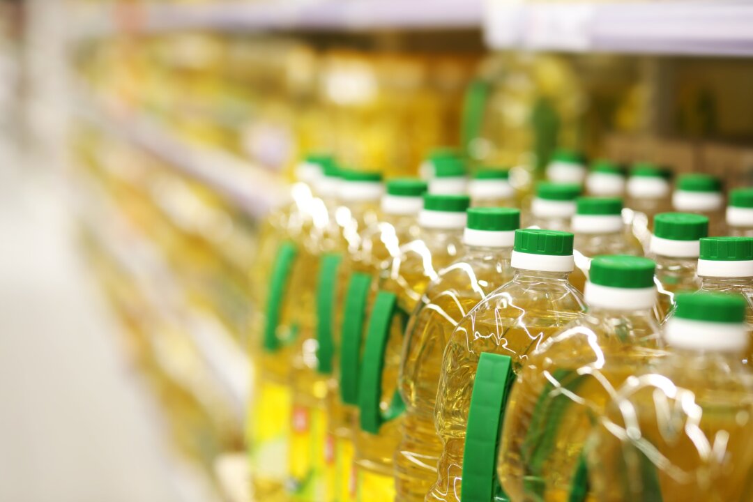 Soybean oil in a supermarket. (ShutterStock)