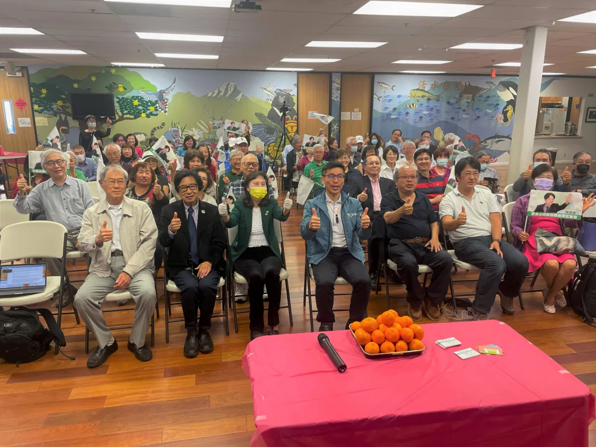 Taiwan's congressional member Chung Chia-pin (center front) surrounded by supporters of Taiwan's presidential candidate Lai  Ching-te in San Jose on July 8, 2023. (Nathan Su/The Epoch Times)