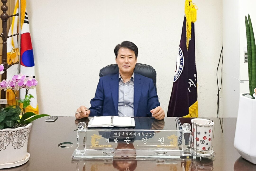 Yoon Kang Won, 63, the president of Sejong City Sports Association, was diagnosed with lung cancer at the age of 46. After practicing Falun Gong, not only did he regain his physical health, but he also achieved success in his career and enjoyed a harmonious and happy family life. The picture shows Yoon Kang Won in the office of Sejong City Sports Association on May 29, 2023. (Courtesy of Yoon Kang Won)