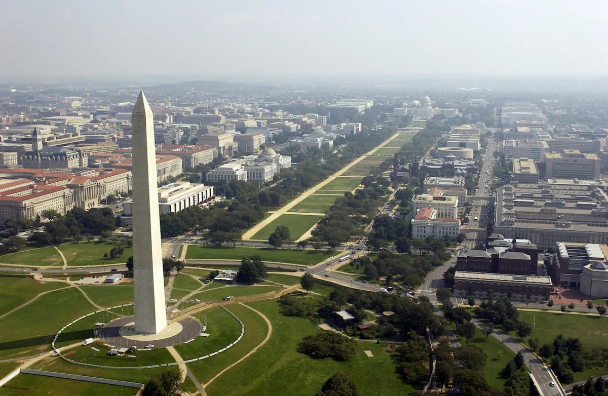 The Washington Memorial with the Capitol in the background in Washington, on Sept. 26, 2003. (Andy Dunaway/USAF via Getty Images)