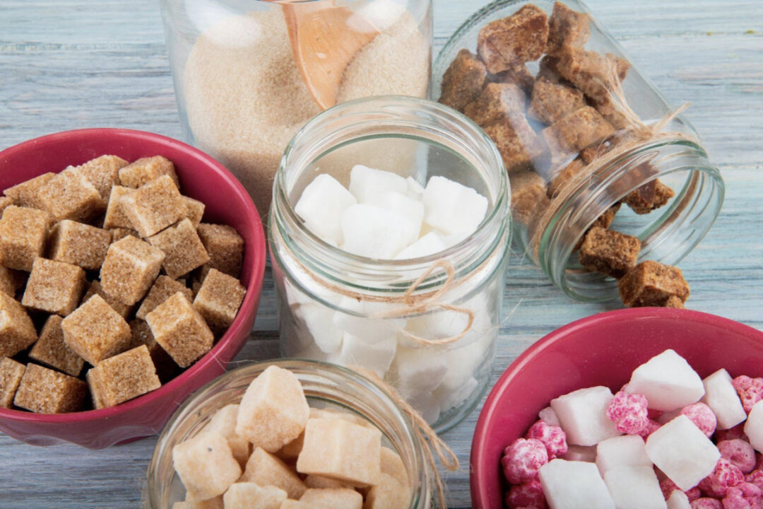 The safety of artificial sweeteners has been a controversial topic. Multiple studies indicate a link between artificial sweeteners and cardiovascular diseases. Experts recommend using natural sugars, while xylitol may be suitable for diabetics. (stockking/Freepik)