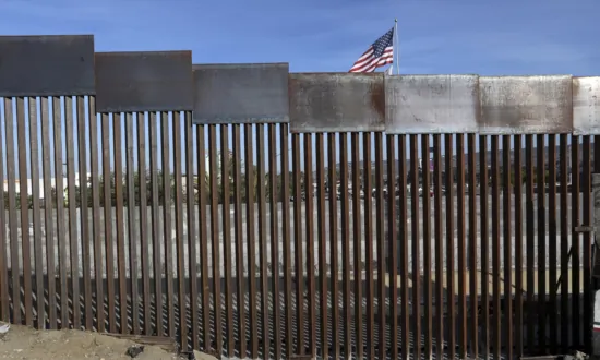 Hundreds of Migrants in Southern Mexico Form Group to Head Toward US