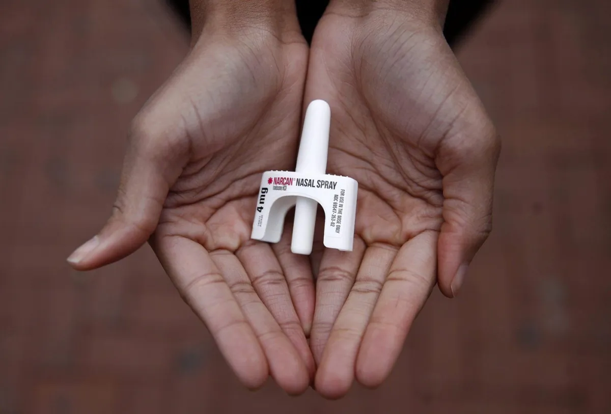 Leah Hill, a behavioral health fellow with the Baltimore City Health Department, displays a sample of Narcan nasal spray in Baltimore on Jan. 23, 2018. (The Canadian Press/AP-Patrick Semansky)
