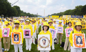 Falun Gong Adherents Stand Up for Human Rights Outside UN General Assembly